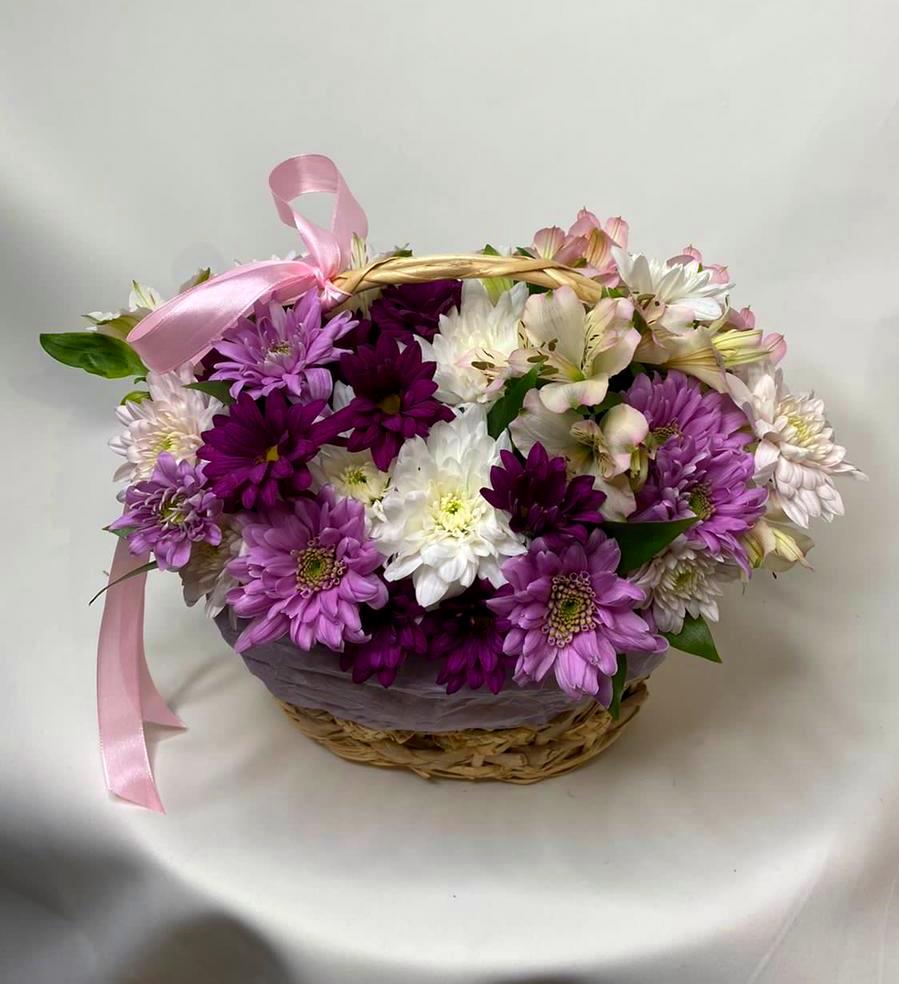 Цветочная композиция из Хризантемы и Альстромерии в корзине в Красносельском