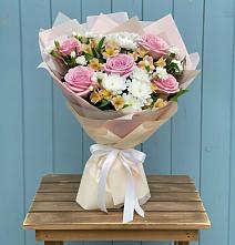 Букет цветов из:  Гвоздики, Орхидеи и Розы в Красносельском