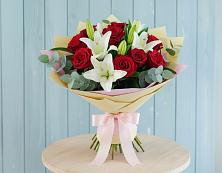 Букет цветов из:  Лилии и Розы в Красносельском