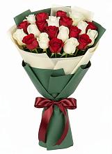 Букет Микс из красных и белых роз в Красносельском