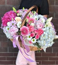 Композиция солнечный день в Красносельском Цветочная композиция из Розы, Хризантемы, Пионы и Лизиантусы в корзине в Красносельском