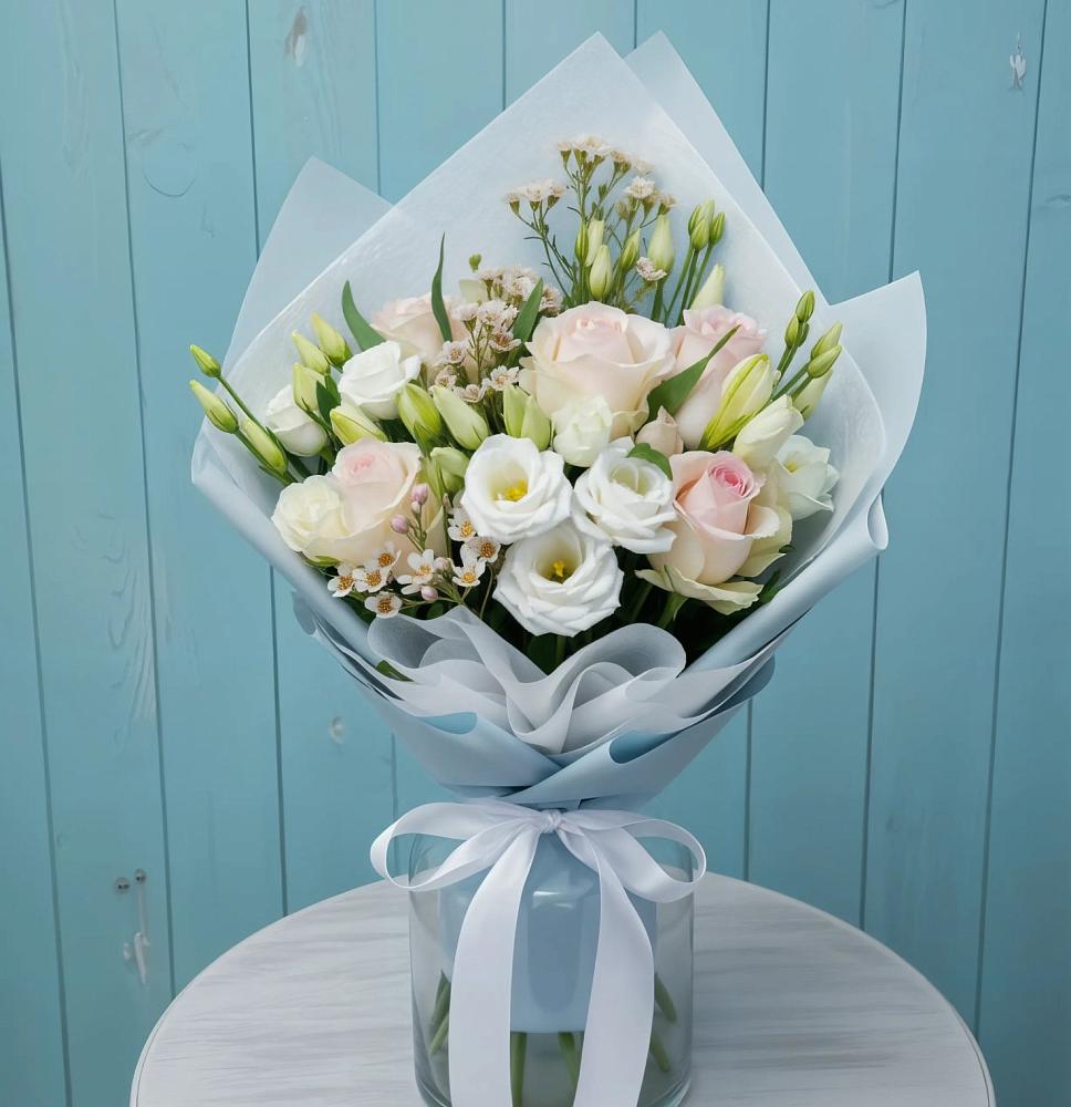 Букет цветов из: Розы и Лизиантусы в Красносельском