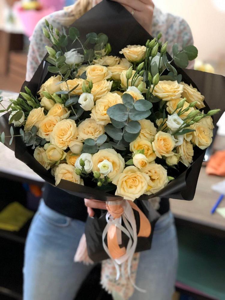 Букет цветов из: Розы и Лизиантусы в Красносельском