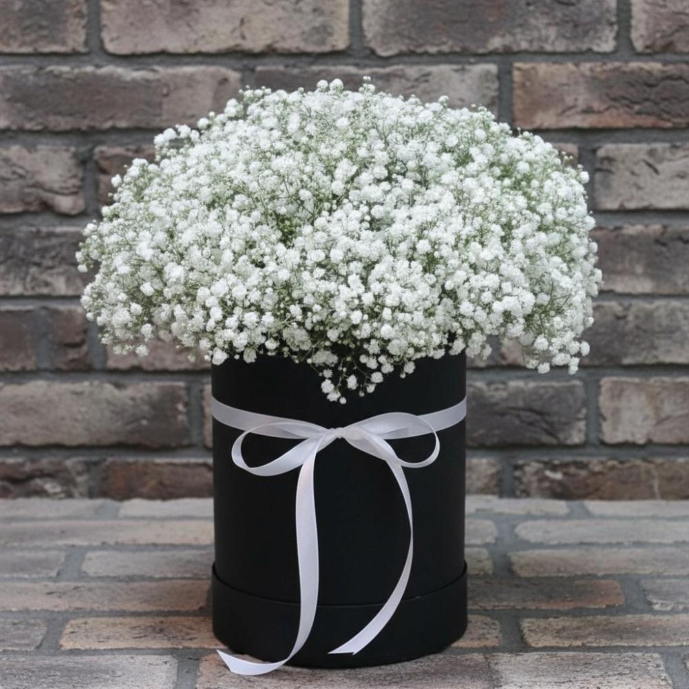 Цветочная композиция из Гипсофила в шляпной коробке в Красносельском