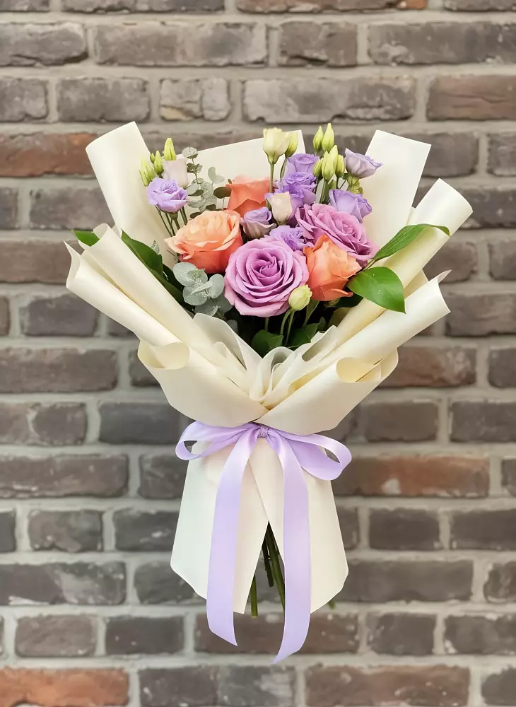 Букет цветов из: Лизиантусы и Розы в Красносельском