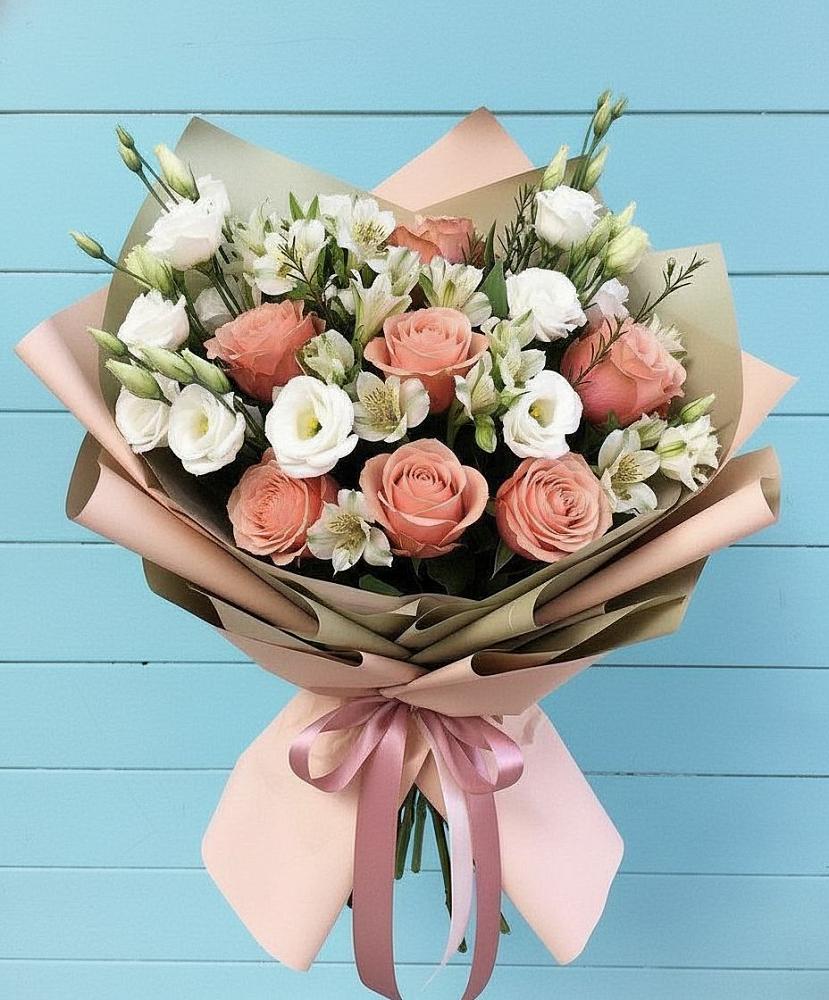 Букет цветов из: Розы, Альстромерии и Лизиантусы в Красносельском