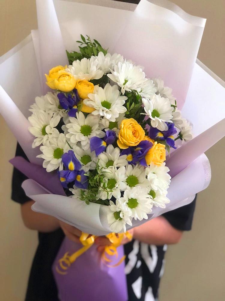 Букет цветов из: Ирисы, Хризантемы и Розы в Красносельском