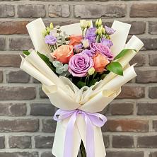 Букет цветов из:  Лизиантусы и Розы в Красносельском