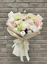 Букет цветов из:  Гвоздики, Розы, Лизиантусы и Хризантемы в Красносельском