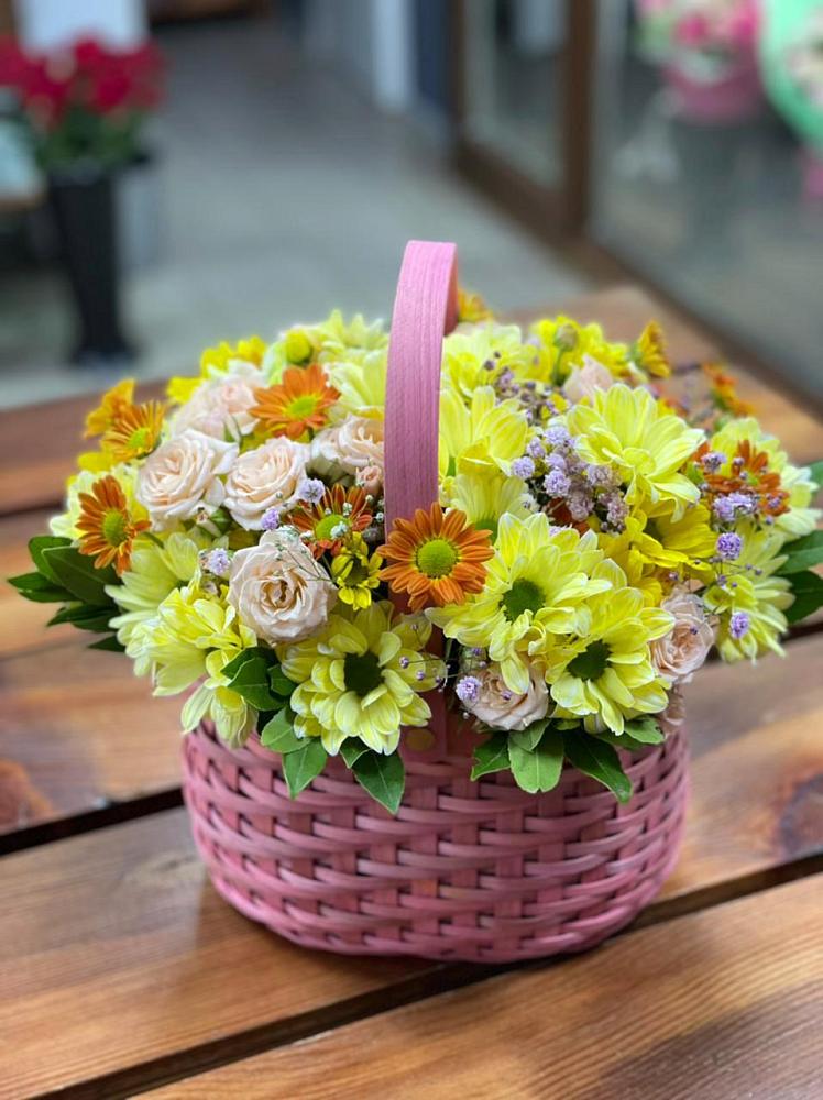 Цветочная композиция из Хризантемы и Розы в корзине в Красносельском