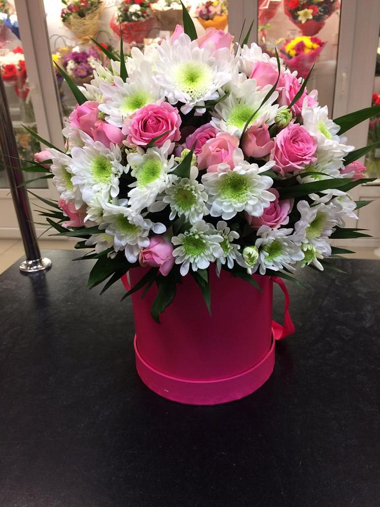 Цветочная композиция из Розы и Хризантемы в шляпной коробке в Красносельском