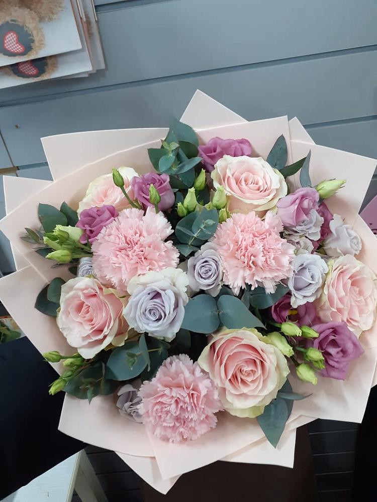 Букет цветов из: Розы, Гвоздики и Лизиантусы в Красносельском