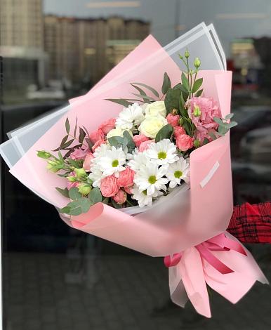 Букет цветов из: Розы, Лизиантусы и Хризантемы в Красносельском