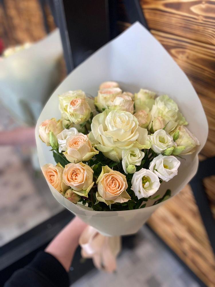 Букет цветов из: Розы и Лизиантусы в Красносельском